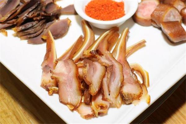 猪耳朵怎么切 猪耳朵的正确切法 猪耳朵怎么切 猪耳朵的正确切法