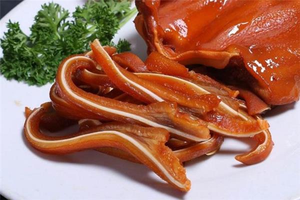 猪耳朵怎么切 猪耳朵的正确切法 猪耳朵怎么切 猪耳朵的正确切法