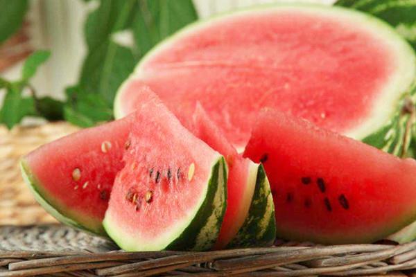 西瓜坏了一部分可以吃吗 西瓜坏了吃了会中毒吗 西瓜坏了一部分可以吃吗 西瓜坏了吃了会中毒吗