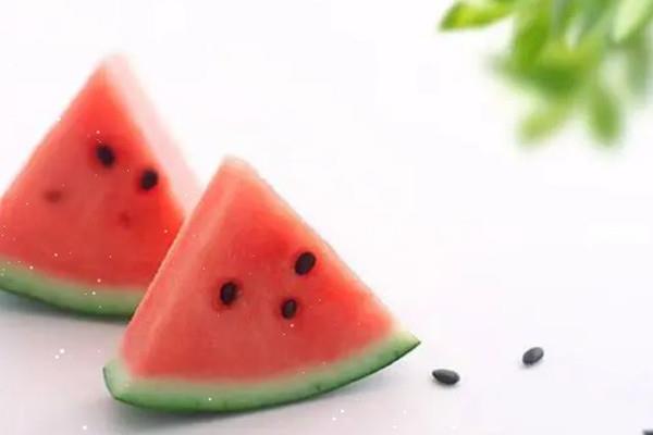 西瓜坏了一部分可以吃吗 西瓜坏了吃了会中毒吗 西瓜坏了一部分可以吃吗 西瓜坏了吃了会中毒吗