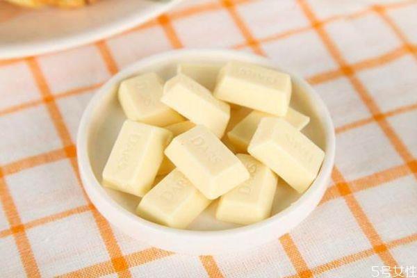 什么是白巧克力呢 白巧克力和黑巧克力有什么区别呢 什么是白巧克力呢 白巧克力和黑巧克力有什么区别呢