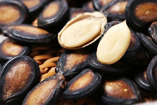 西瓜子怎么做出来的 西瓜子是炒的还是煮的 西瓜子怎么做出来的 西瓜子是炒的还是煮的