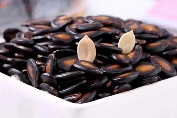 西瓜子怎么做出来的 西瓜子是炒的还是煮的 西瓜子怎么做出来的 西瓜子是炒的还是煮的