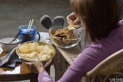 睡前饿了该不该吃东西 睡前吃东西的坏处