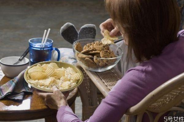 睡前饿了该不该吃东西 睡前吃东西的坏处 睡前饿了该不该吃东西 睡前吃东西的坏处