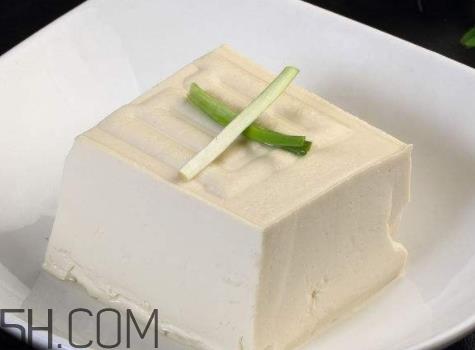 一块豆腐怎么切成八块 一块豆腐只能切两下怎么变八块 一块豆腐怎么切成八块 一块豆腐只能切两下怎么变八块