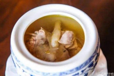 老母鸡炖汤能下奶吗 老母鸡炖汤可以下奶吗