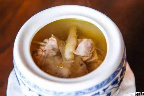 老母鸡炖汤能下奶吗 老母鸡炖汤可以下奶吗 老母鸡炖汤能下奶吗 老母鸡炖汤可以下奶吗