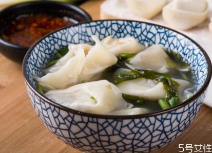 馄饨热水煮还是冷水煮 馄饨怎么煮皮不容易破 馄饨热水煮还是冷水煮 馄饨怎么煮皮不容易破