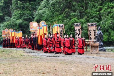 ​四川都江堰举行放水节