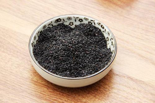 生芝麻和熟芝麻的区别 吃生芝麻好还是熟芝麻好 生芝麻和熟芝麻的区别 吃生芝麻好还是熟芝麻好