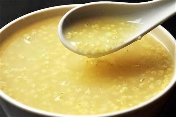 香蕉小米粥的做法 营养价值很高 香蕉小米粥的做法 营养价值很高