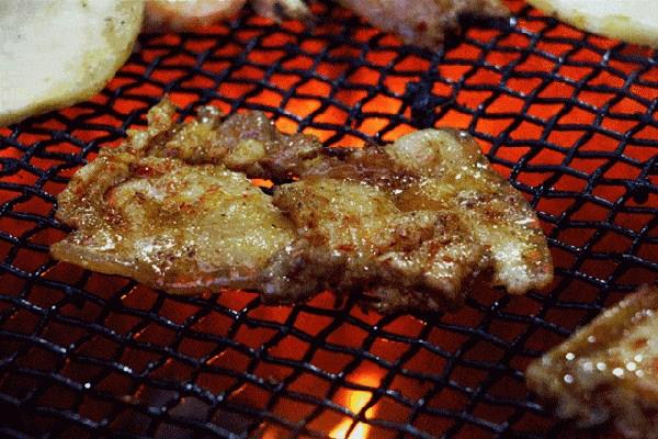 煎五花肉怎么做好吃 一百克五花肉的热量是多少 煎五花肉怎么做好吃 一百克五花肉的热量是多少