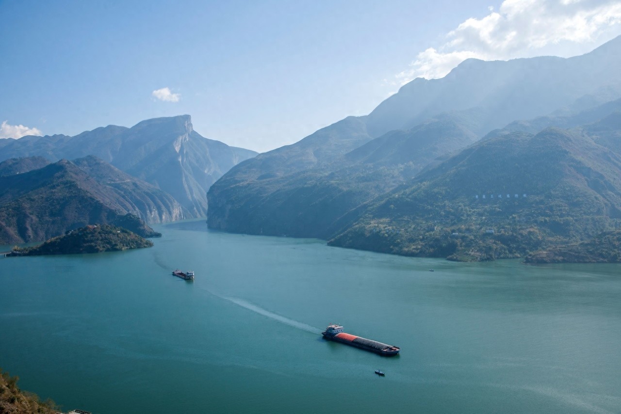 长江三峡是瞿塘峡、巫峡和西陵峡三段峡谷的总称，全长193公里