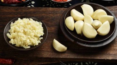 大蒜白酒要多久才能喝(白酒泡大蒜泡多久可以吃)