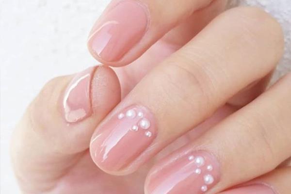 裸粉色指甲油显手白吗 裸粉色4个去黄显白方法