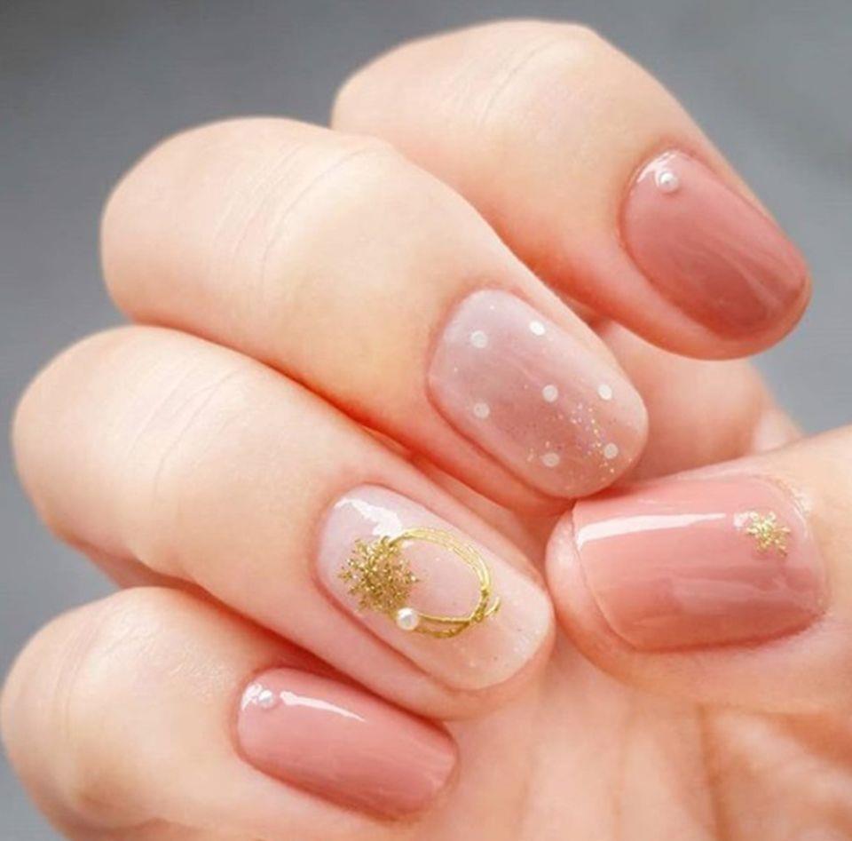 裸粉色指甲油显手白吗 裸粉色4个去黄显白方法