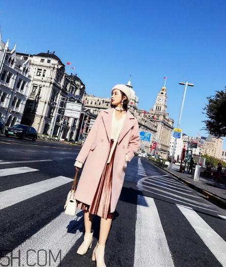 粉色大衣配什么颜色包包？粉色大衣搭配什么包？