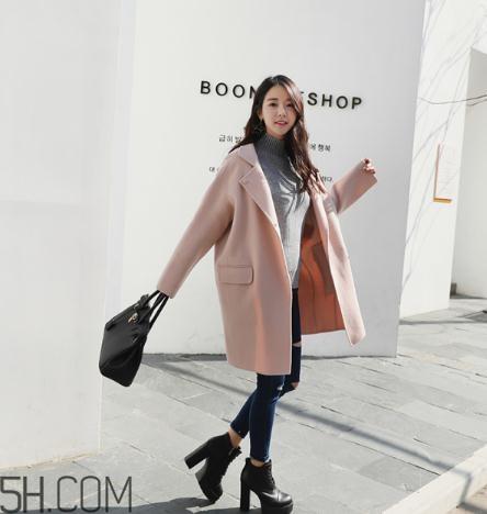 粉色大衣配什么颜色包包？粉色大衣搭配什么包？