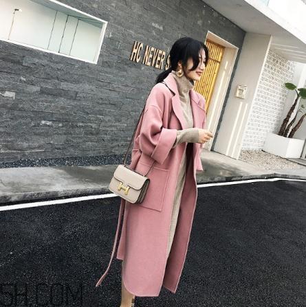 粉色大衣配什么颜色包包？粉色大衣搭配什么包？