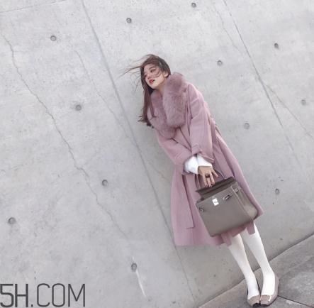 粉色大衣配什么颜色包包？粉色大衣搭配什么包？