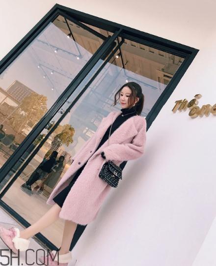 粉色大衣配什么颜色包包？粉色大衣搭配什么包？