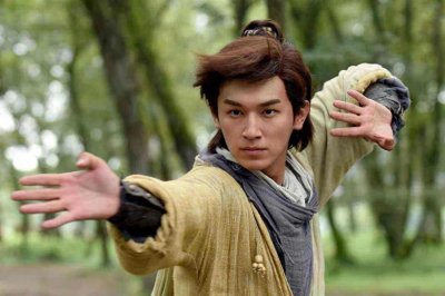 ​第二次华山论剑时期的郭靖连杨逍都打不过，五绝武功不如三渡