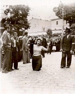 ​珍贵老照片，二战纳粹德军残害犹太妇女，不被当人，非常可怜