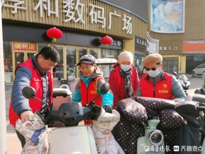 ​规范道路停车秩序，壹点公益志愿者在城市主干道整理非机动车