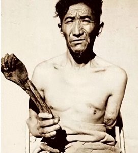 ​20张老照片:光腿坐马车的新疆女人，衣不蔽体的西藏女奴