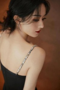 ​赵丽颖黑色吊带裙成熟又性感，实在是太美了