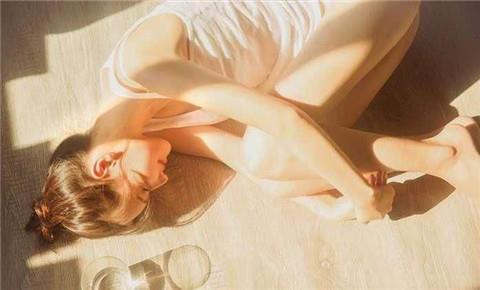 不会聊天的男生怎么追女孩子，不会聊天的男生该怎么办