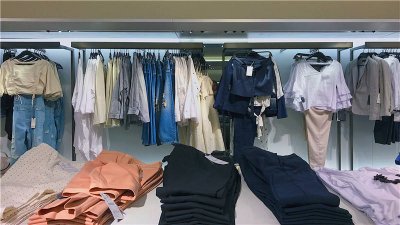 黑色裤子 裤腿发红怎么洗 黑色裤子洗的发红是怎么回事