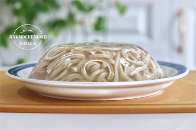 熬皮冻最正确的方法(熬皮冻时,牢记“四洗”,皮冻晶莹剔透,口感清爽不腻)