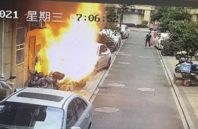 裤衩哥找到了!是个00后饭店店长,他说:我当时在睡觉,真来不及穿外套