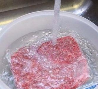 ​怎么快速解冻猪肉(冻猪肉快速解冻最好方法)