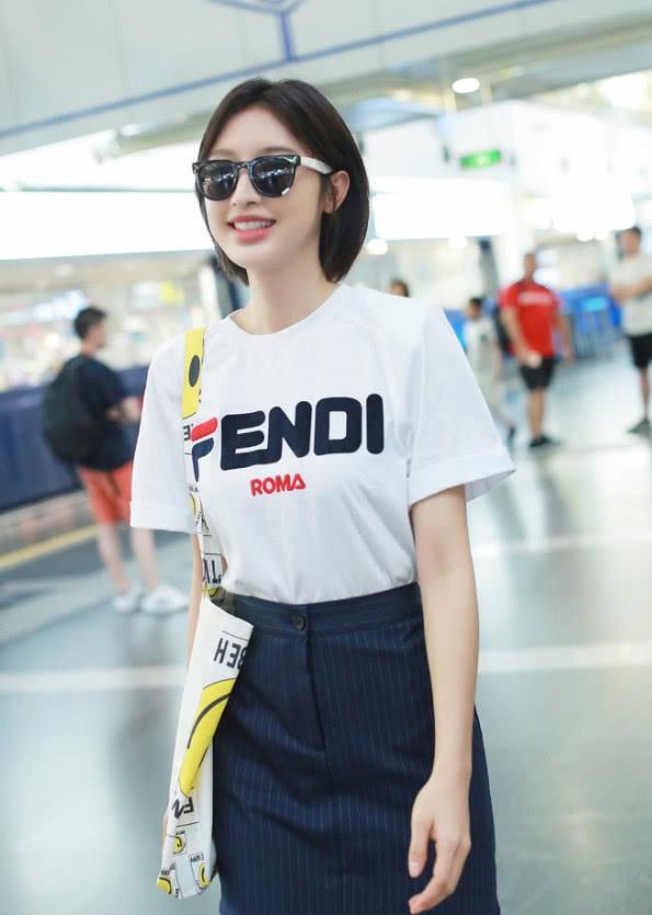 34岁张俪短发像高中生一样可爱,将衬衫藏在裙摆下,美爆了!