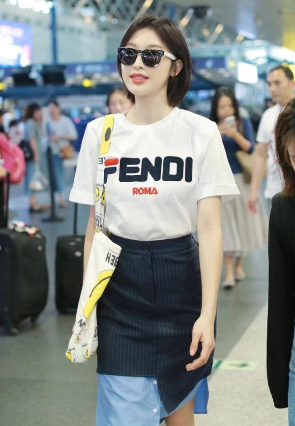 34岁张俪短发像高中生一样可爱,将衬衫藏在裙摆下,美爆了!