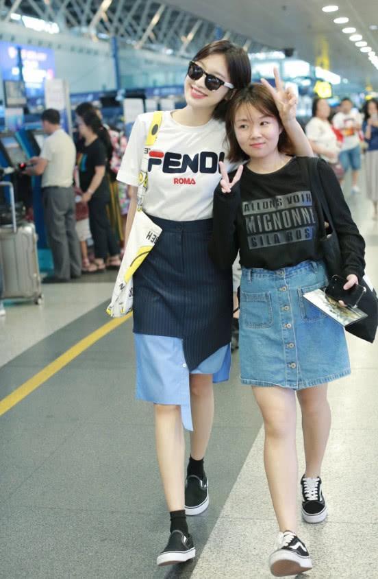 34岁张俪短发像高中生一样可爱,将衬衫藏在裙摆下,美爆了!