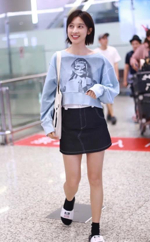 34岁张俪短发像高中生一样可爱,将衬衫藏在裙摆下,美爆了!
