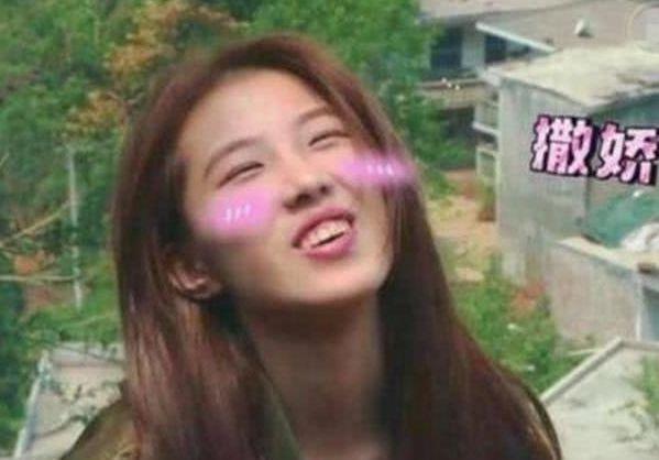 16岁还被喂饭,出行坐豪车带保镖,被父母宠成巨婴,现在成网红