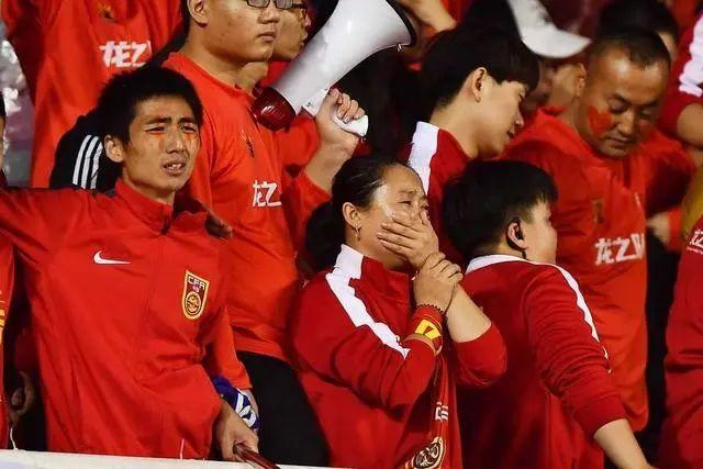 240万粉大V学者批国足遭围攻,爆粗口引争议,骂国足算什么东西?