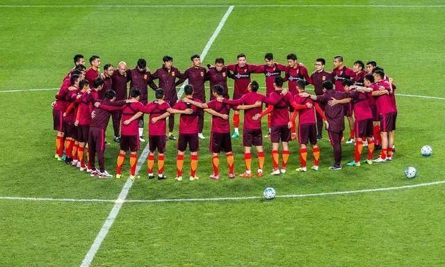 240万粉大V学者批国足遭围攻,爆粗口引争议,骂国足算什么东西?