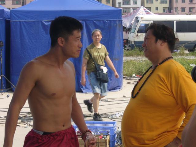 吴京为什么如此敬重洪金宝？直到今天才知道真正原因