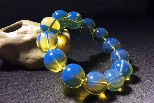 女人佩戴蓝珀的寓意是什么?
