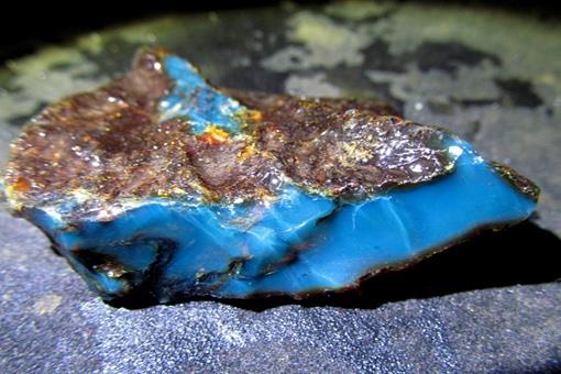 女人佩戴蓝珀的寓意是什么?