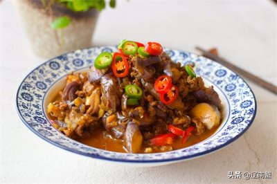 ​茄子切法简单做法（换个方法切茄子，不用油炸直接烧，香软下饭，全家人都爱）