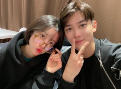 ​熊梓淇和李溪芮公开恋情？半夜晒亲密合照，微博互动显亲昵