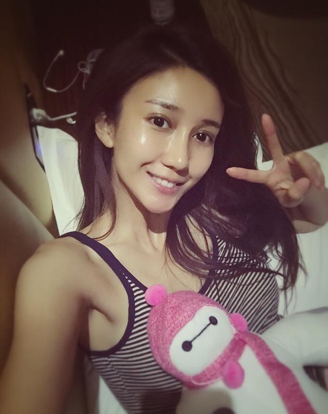 「白夜追凶」中的美丽长腿的小姐姐酒吧老板娘,你喜欢吗?