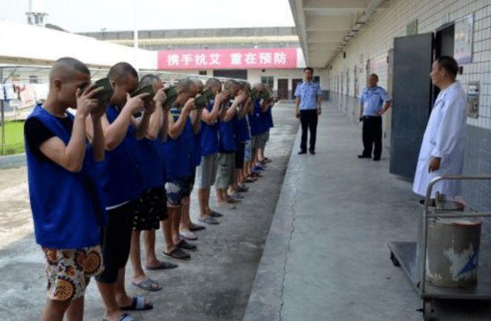 那些被看守所拘留7天或者15天的犯人, 那几天是怎么度过的?